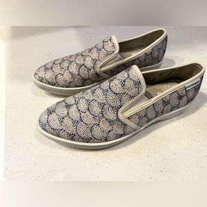 Womans Cougar slip on shoe NWOT
